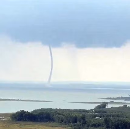 Voi rong 'khung' xuat hien tren ho Tri An