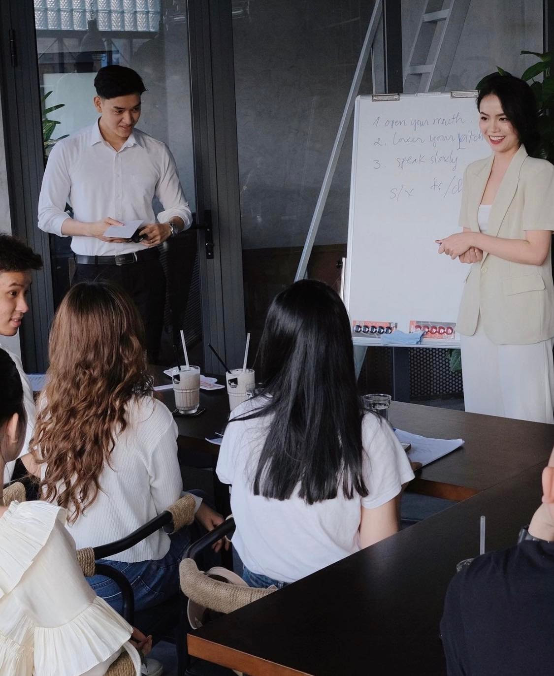 Nu TVHK Vietjet co phong cach thoi trang noi bat-Hinh-2