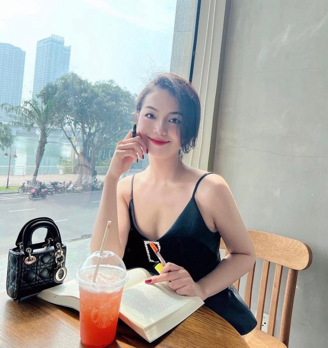 Nu TVHK Vietjet co phong cach thoi trang noi bat-Hinh-3