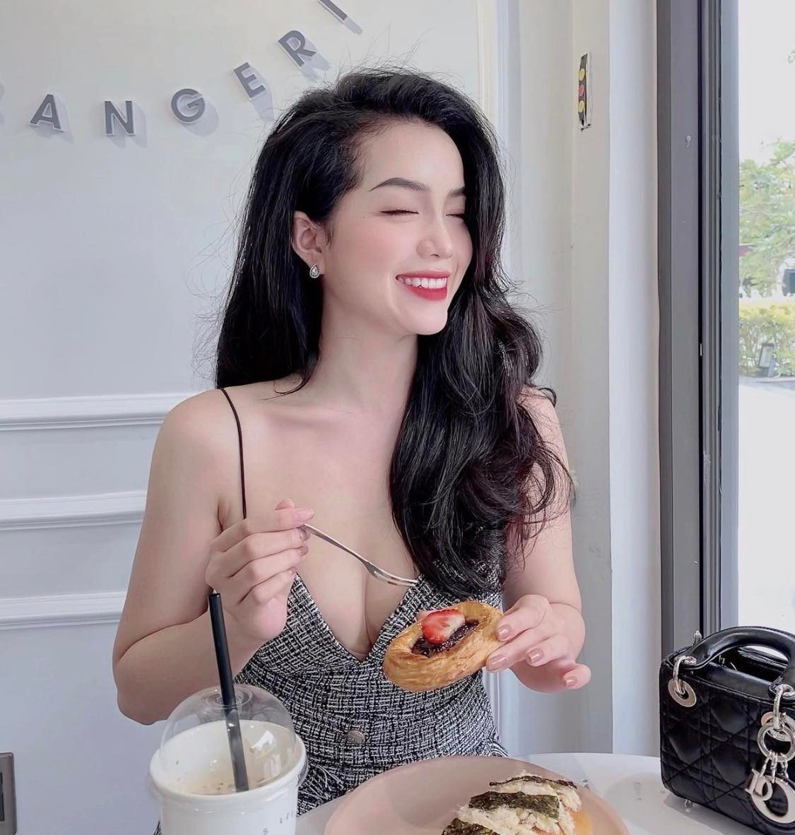 Nu TVHK Vietjet co phong cach thoi trang noi bat-Hinh-5