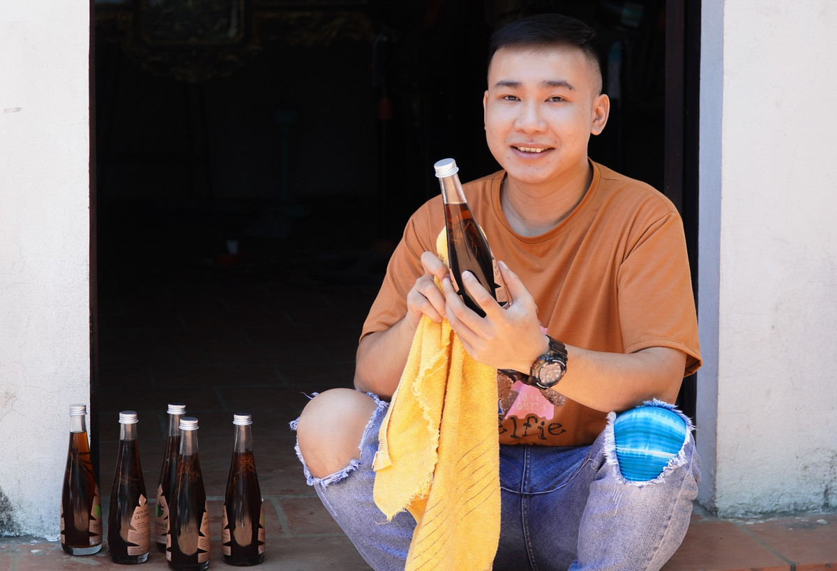 Những con đực có 2 bọc tinh dầu lớn bằng tép bưởi, chứa ở 2 bên hông đôi chân thứ ba. Theo anh Hoàng Anh, thịt cà cuống chứa nhiều dưỡng chất và các loại vitamin, thích hợp chế biến được nhiều món ăn như chiên, hấp. "Tuy nhiên, giá trị nhất của con cà cuống là phần túi tinh dầu của con đực, vì thế tôi quyết định ngâm cà cuống với nước mắm như cách cha ông từ xưa vẫn làm để lưu giữ được mùi vị thơm ngon, béo lạ, hấp dẫn người tiêu dùng". Anh Hoàng Anh chia sẻ.