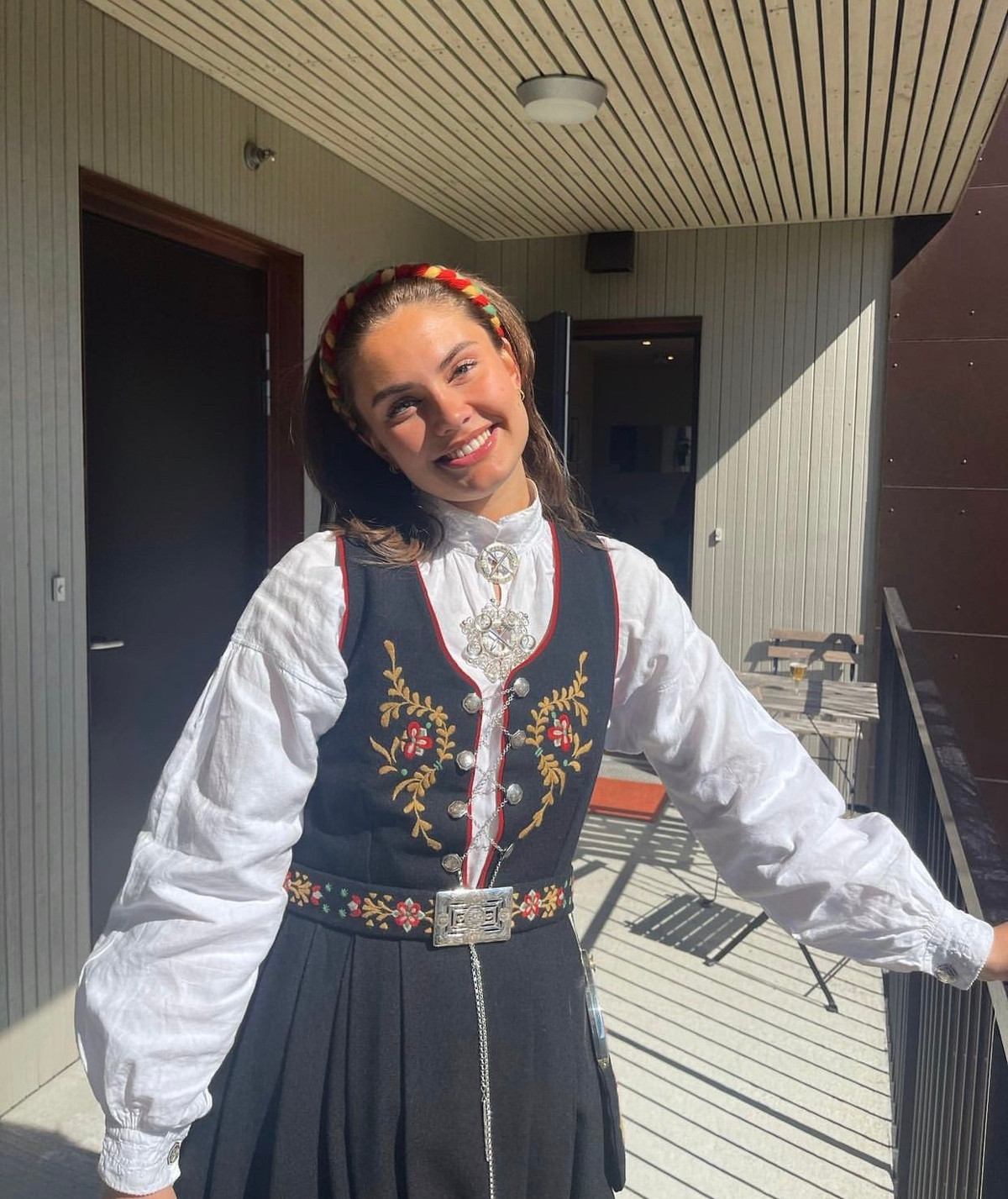 Người đẹp Na Uy thường lựa chọn những trang phục giản dị, thoải mái nhưng không kém phần tinh tế. Nhưng dù là vậy, cô nàng vẫn luôn tỏa sáng trong mọi bức hình nhờ nụ cười rạng rỡ.