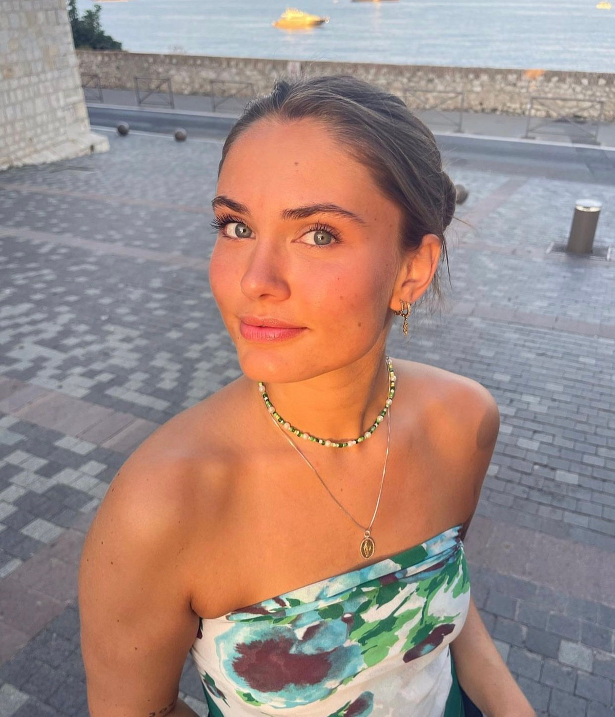 Oda sinh năm 2000 tại Na Uy. Mọi thông tin cá nhân về gia đình và công việc của người đẹp đều được giấu kín.