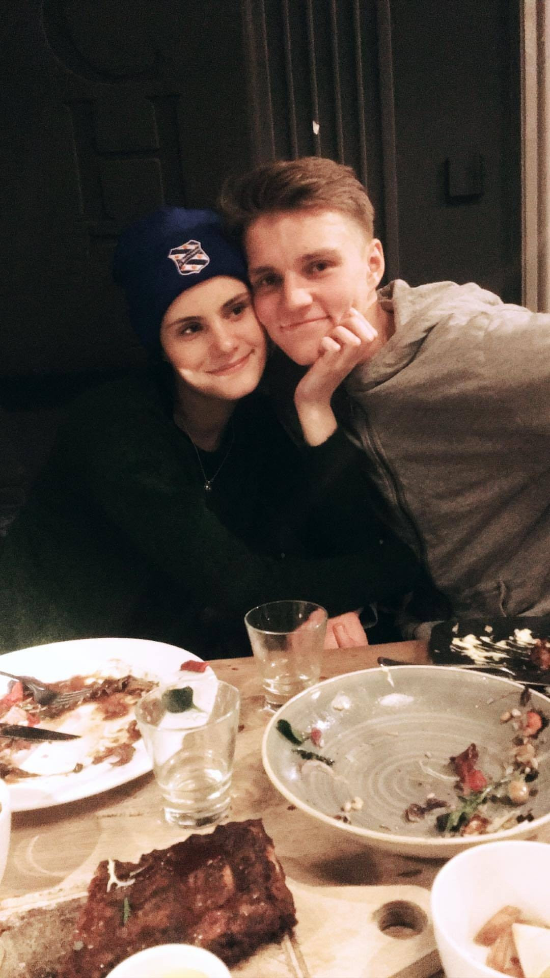 Martin Odegaard bước vào thế giới bóng đá quốc tế khi mới 16 tuổi, điều này đưa Oda trở thành tâm điểm chú ý ở tuổi 15. Nhưng Oda vẫn chọn trưởng thành trong sự riêng tư, khiêm tốn và âm thầm ủng hộ sự nghiệp của bạn trai.