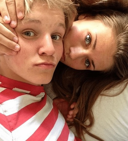 Cặp đôi bắt đầu hẹn hò vào năm 2015 khi còn rất trẻ. Oda và Martin Odegaard gắn kết với nhau vì tình yêu bóng đá. Dù bên nhau 7 năm, cặp đôi vẫn tập trung cho sự nghiệp, chưa có ý định kết hôn và sinh con.