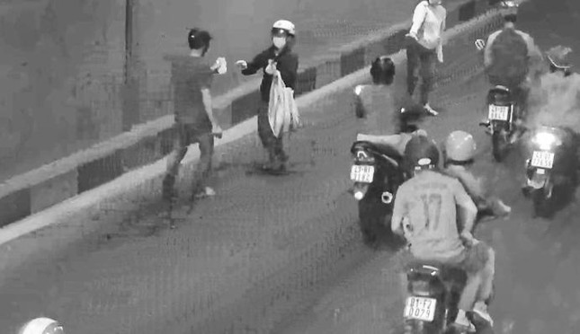 Rot coc tien giua pho Da Nang, chang trai duoc 'luom gium chu khong lay'-Hinh-2