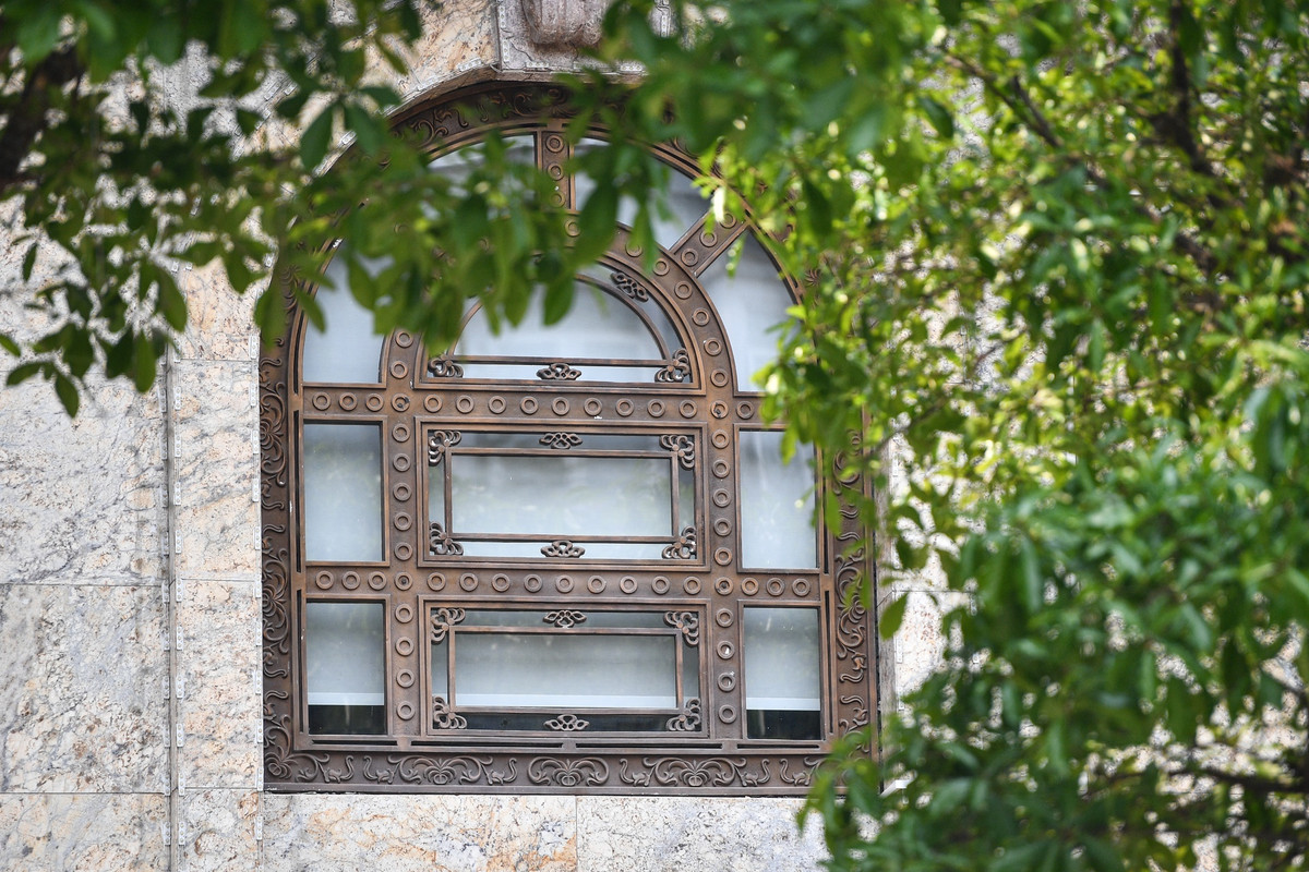 Cửa sổ các phòng trên tầng 2 toà nhà đóng kín rèm. Đây là phòng được kiểm sát viên và công an khám xét vào đêm 5/4.