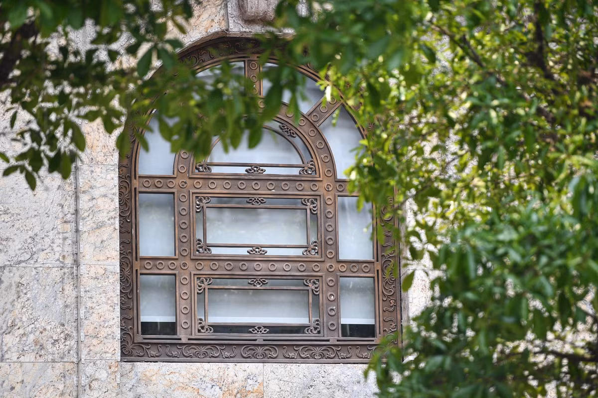 Cửa sổ các phòng trên tầng 2 toà nhà đóng kín rèm. Đây là phòng được kiểm sát viên và công an khám xét vào đêm 5/4.