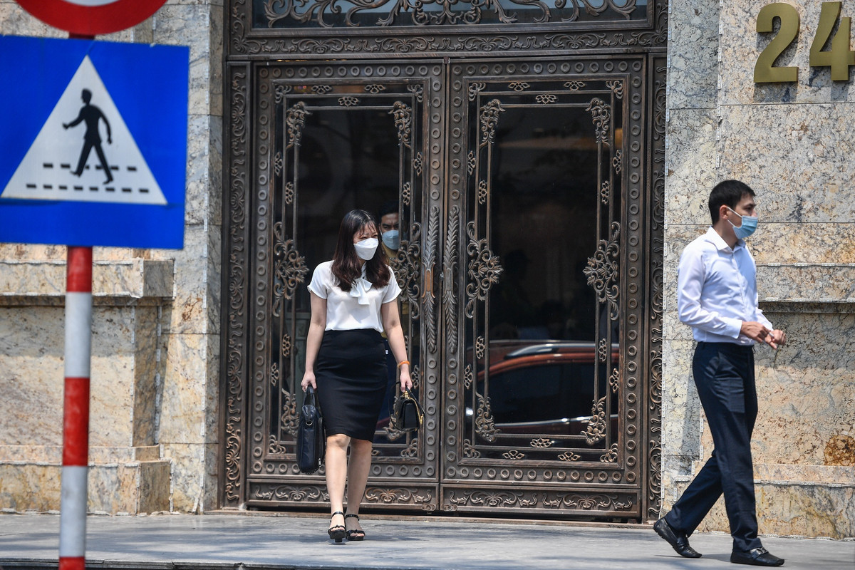 Trong sáng nay, khá nhiều người mặc đồ công sở ra vào tòa nhà.