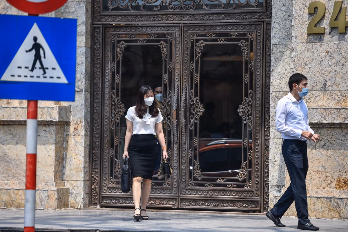 Trong sáng nay, khá nhiều người mặc đồ công sở ra vào tòa nhà.