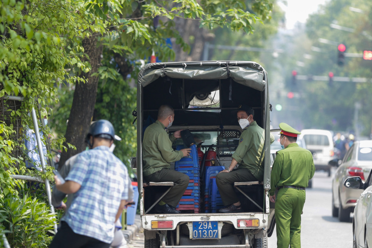 Không lâu sau đó, lúc 11h38, các đơn vị chức năng rời đi.