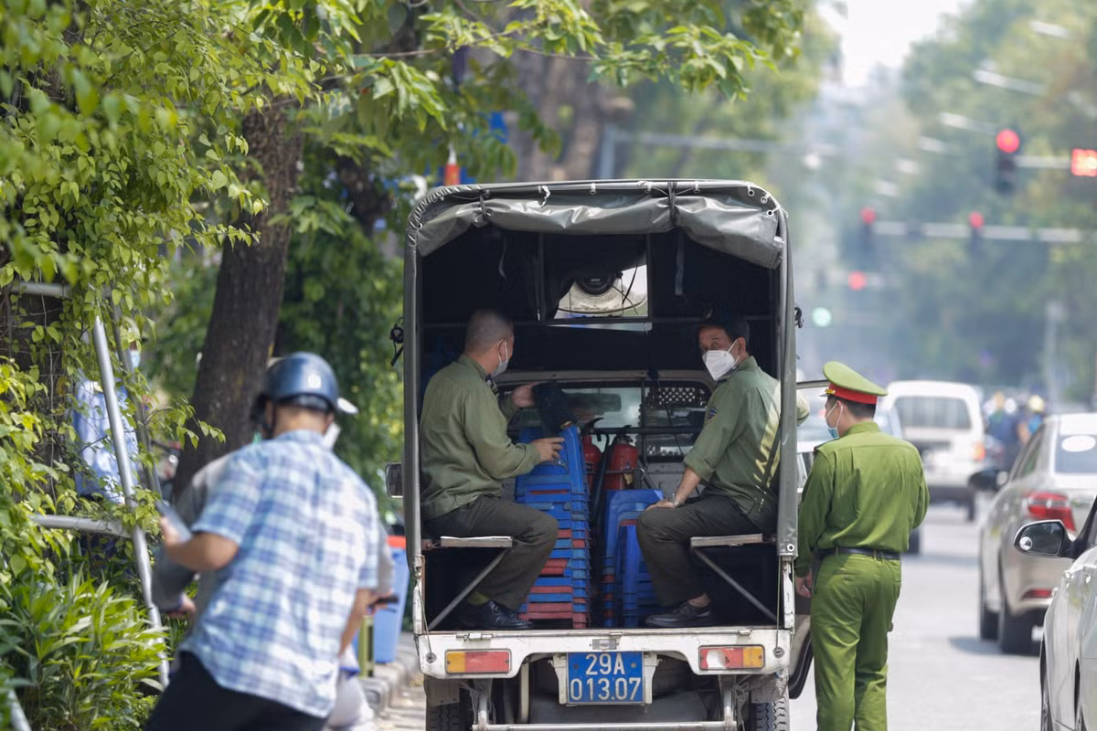 Không lâu sau đó, lúc 11h38, các đơn vị chức năng rời đi.