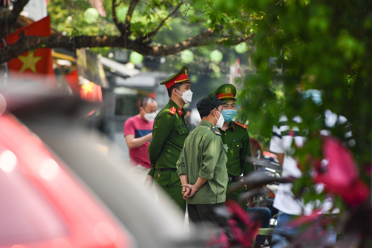 Hơn 11h, lực lượng công an và dân phòng phường Trần Hưng Đạo có mặt tại tòa nhà đảm bảo trật tự và nhắc nhở người dân hạn chế để xe tại vỉa hè sát trụ sở Tân Hoàng Minh để không xảy ra ùn tắc giao thông.