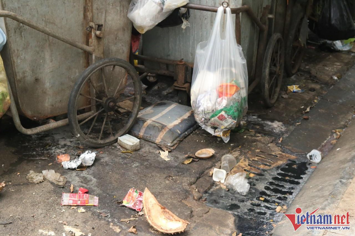 Rác lâu ngày không được chuyển đi bốc mùi hôi thối nồng nặc