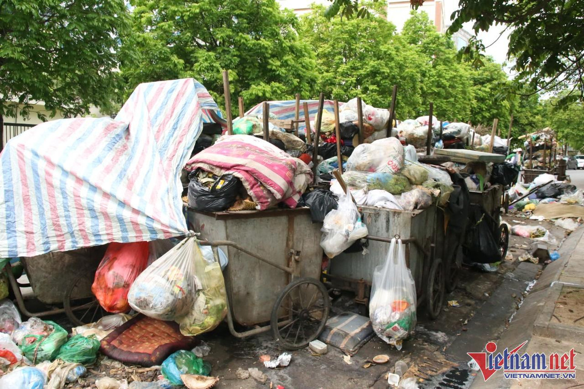 Nhiều khu vực đã 4 ngày chưa chuyển được rác thải
