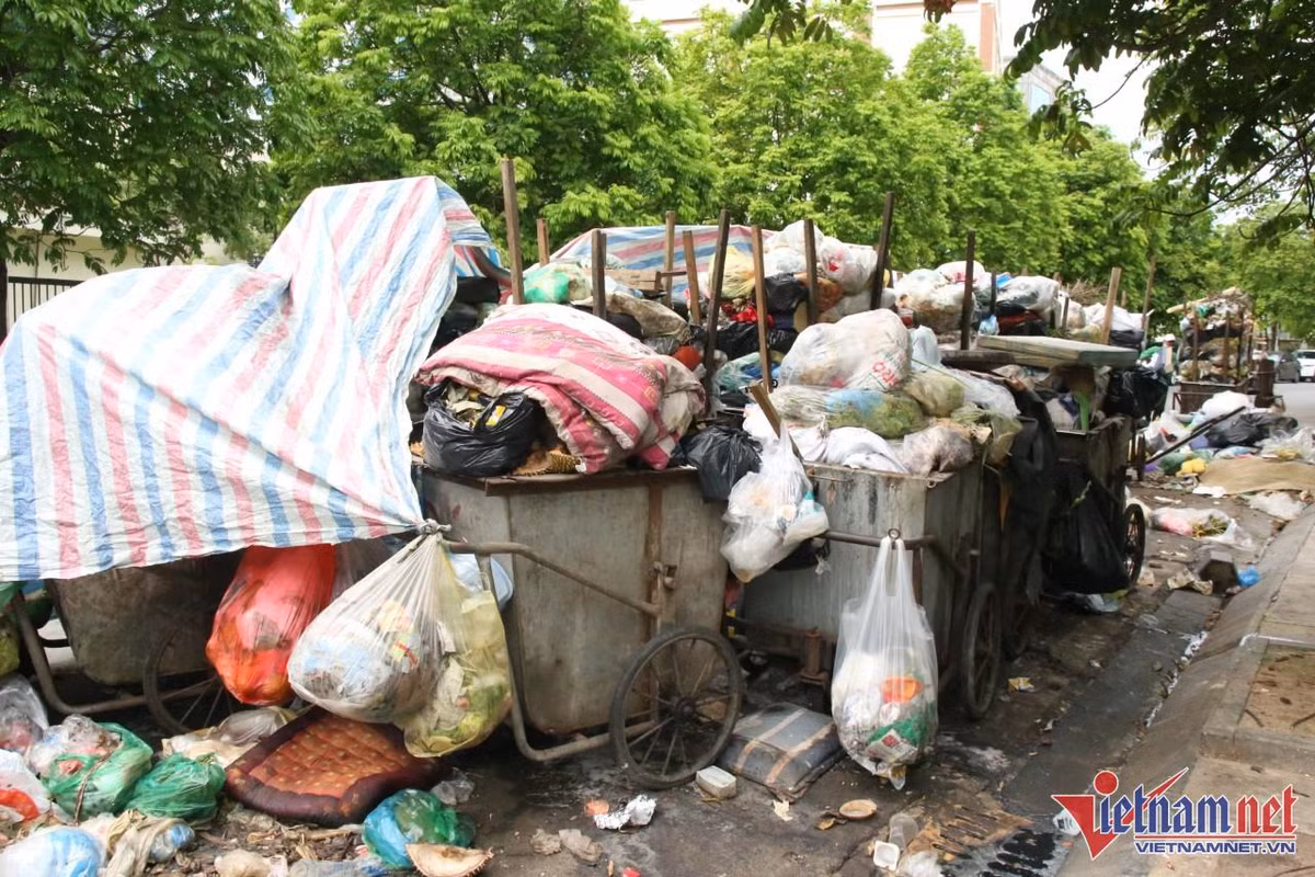Nhiều khu vực đã 4 ngày chưa chuyển được rác thải