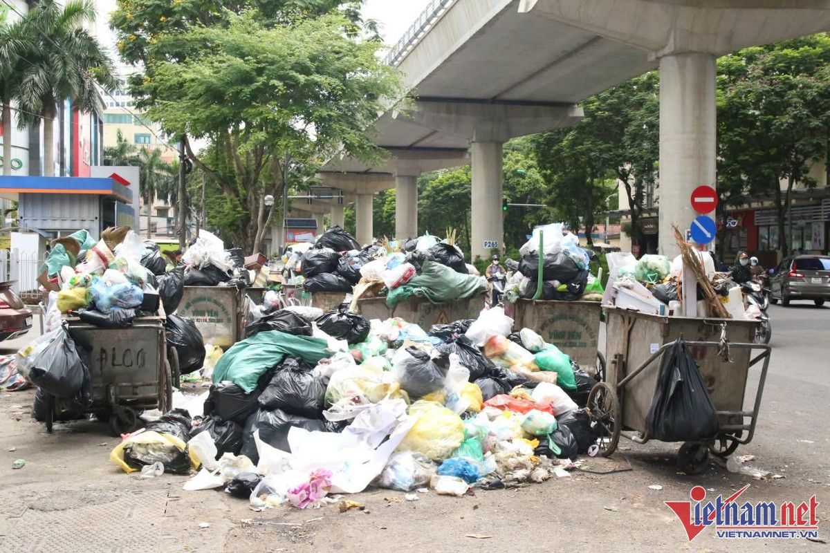 Chị Thu có cửa hàng ở đường Xuân Thủy phản ánh: "Mùi hôi, thối từ đống rác thải ùn ứ ảnh hưởng nghiêm trọng đến đời sống của chúng tôi. Lượng khách vào cửa hàng bị giảm do đống rác ngay trước cửa".