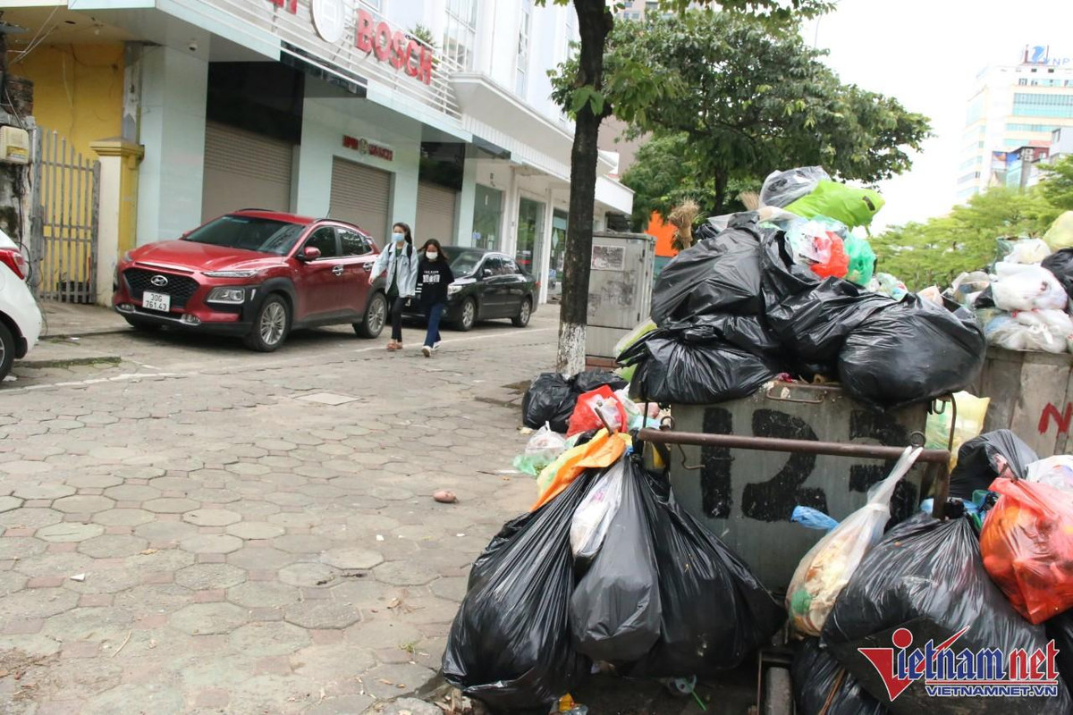 Rác thải được tập kết trên đường Nguyễn Phong Sắc