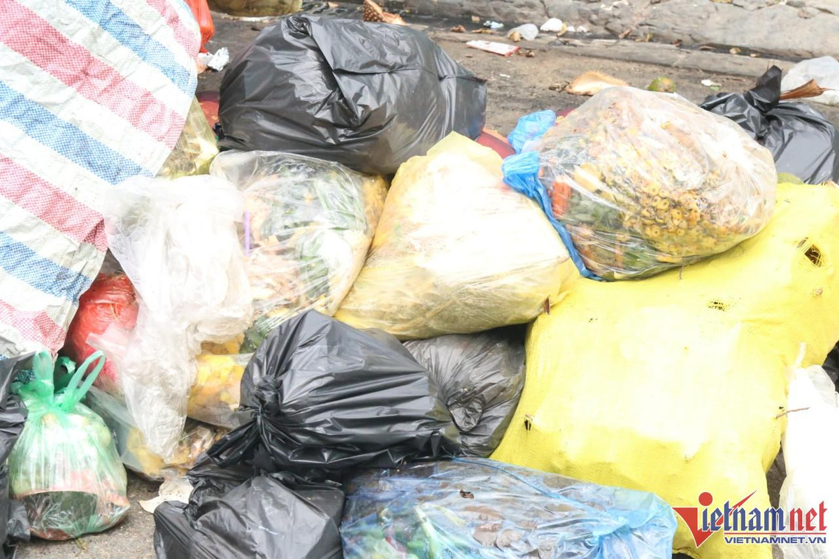"Núi" rác thải vẫn đang chờ lực lượng chức năng xử lý.