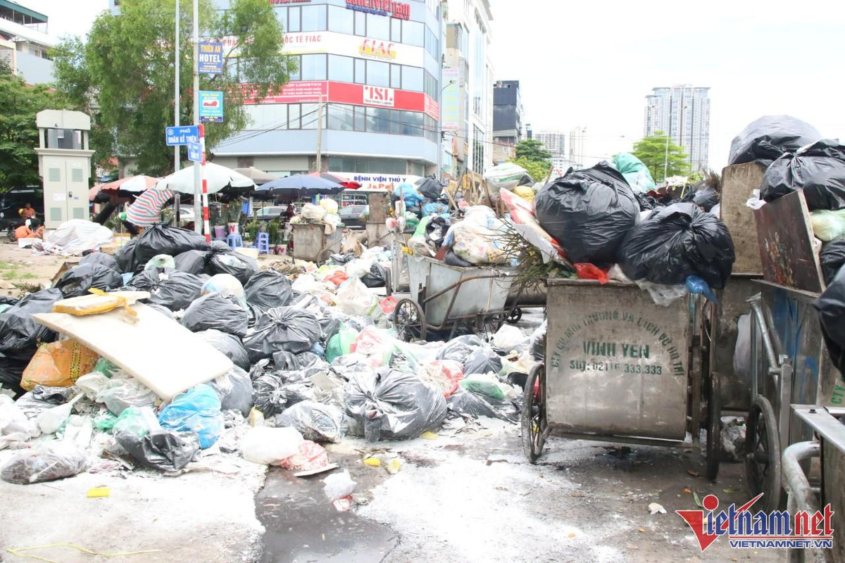 Chị Nguyễn Thu Hoài (kinh doanh trên phố Trần Vĩ) cho biết, rác sinh hoạt đã gom ở đây rất lâu, nước thải rỉ ra gây ô nhiễm môi trường.