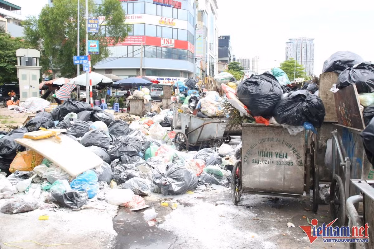 Chị Nguyễn Thu Hoài (kinh doanh trên phố Trần Vĩ) cho biết, rác sinh hoạt đã gom ở đây rất lâu, nước thải rỉ ra gây ô nhiễm môi trường.