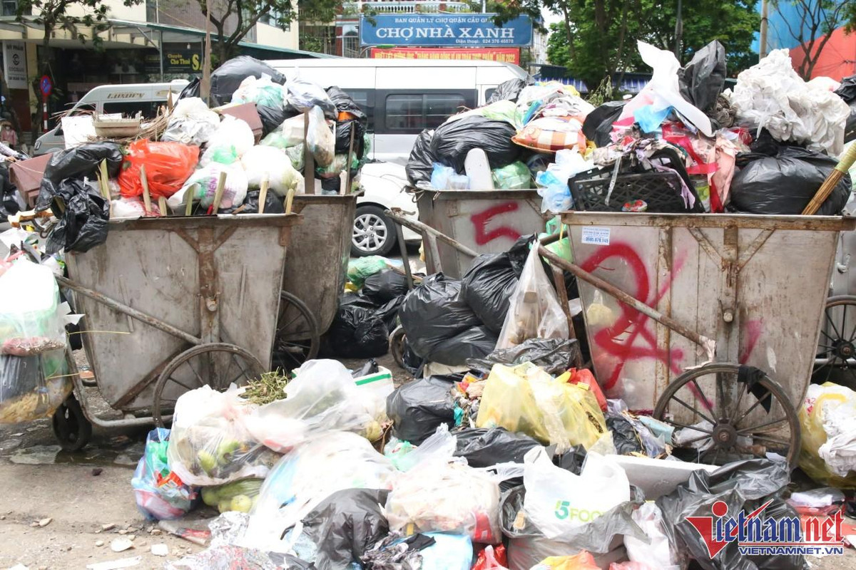 Rác thải ngổn ngang tại khu vực đường Xuân Thủy, đối diện chợ Nhà Xanh