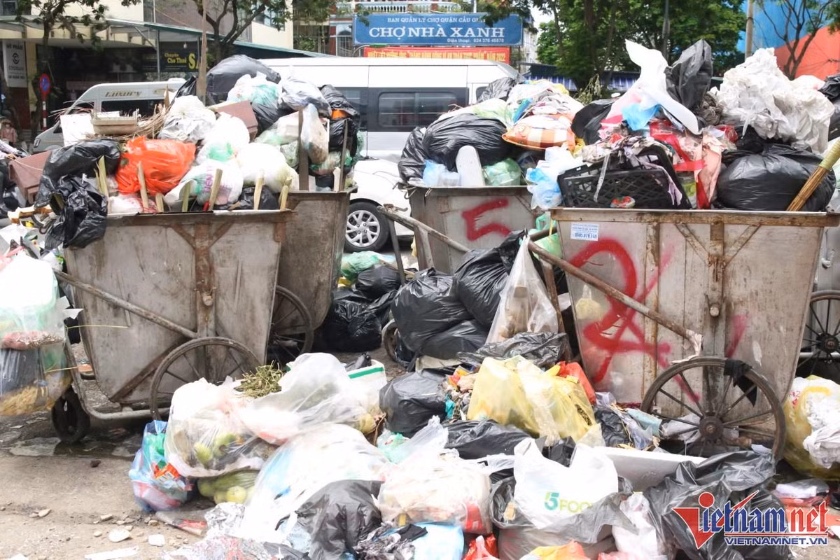 Rác thải ngổn ngang tại khu vực đường Xuân Thủy, đối diện chợ Nhà Xanh