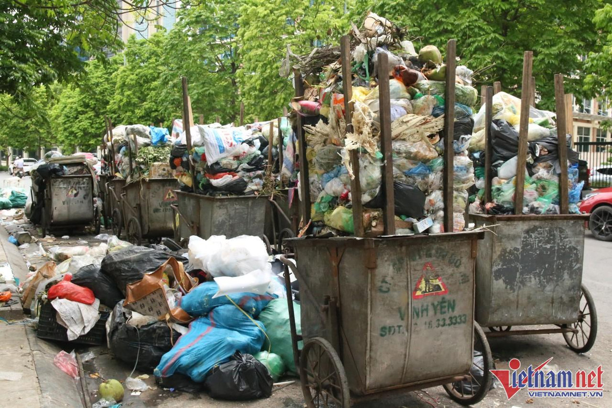 Theo đại diện Công ty TNHH MTV Môi trường Đô thị Hà Nội, nguyên nhân chính dẫn đến việc ùn ứ rác thải sinh hoạt nói trên do bãi rác Nam Sơn đã quá tải.