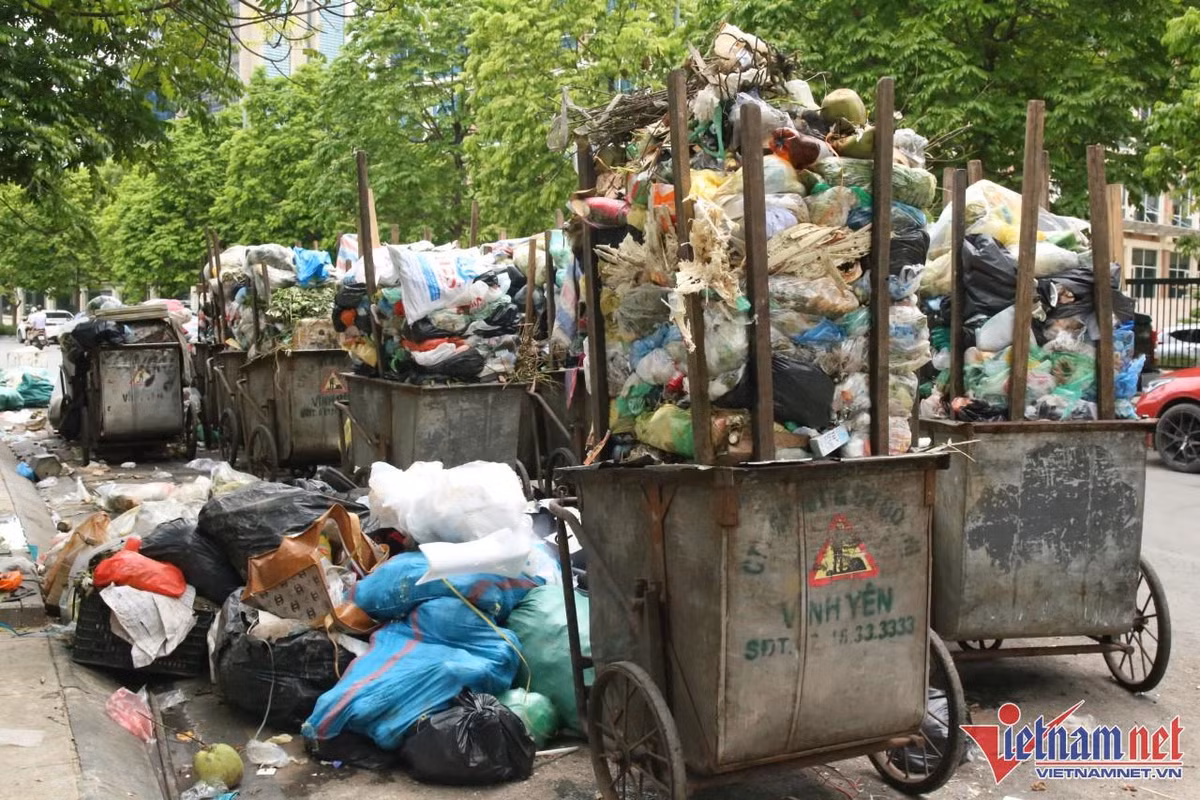 Theo đại diện Công ty TNHH MTV Môi trường Đô thị Hà Nội, nguyên nhân chính dẫn đến việc ùn ứ rác thải sinh hoạt nói trên do bãi rác Nam Sơn đã quá tải.
