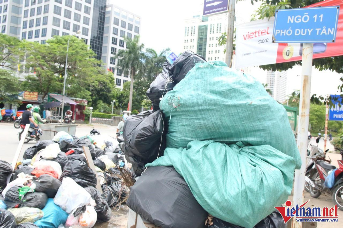 Rác trên tuyến đường Duy Tân