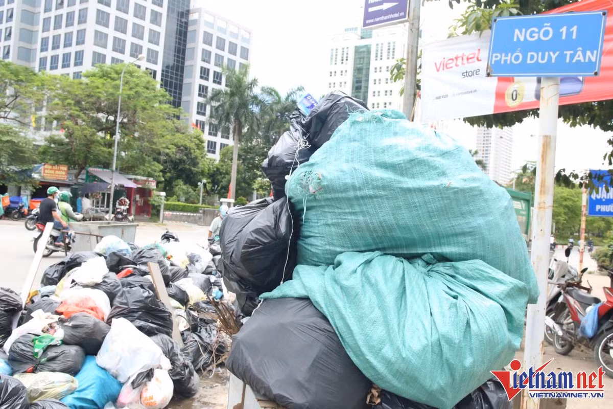 Rác trên tuyến đường Duy Tân