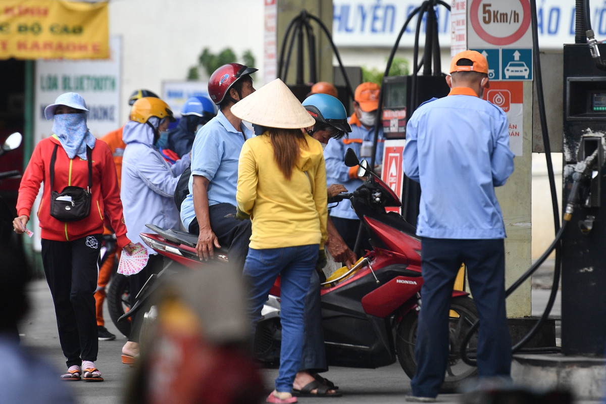 Saigon Petro cũng cho biết nếu bị tước giấy phép, hệ thống phân phối của doanh nghiệp sẽ bị mất nguồn cung trên 50.000 m3/tháng và trên 1.000 cửa hàng bán lẻ xăng dầu thuộc hệ thống phân phối có thể đóng cửa.