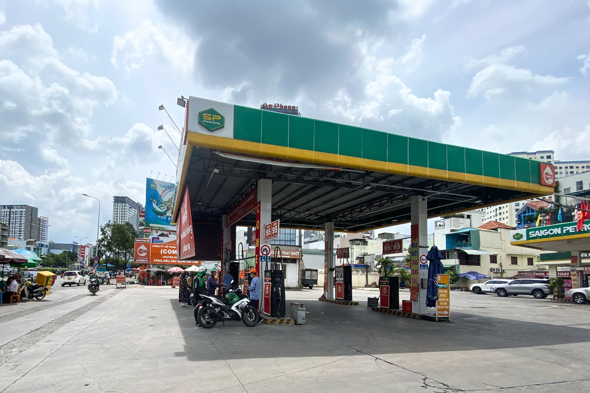Hoạt động mua bán tại cây xăng Saigon Petro trên đường Điện Biên Phủ (quận Bình Thạnh) không có gì khác biệt.