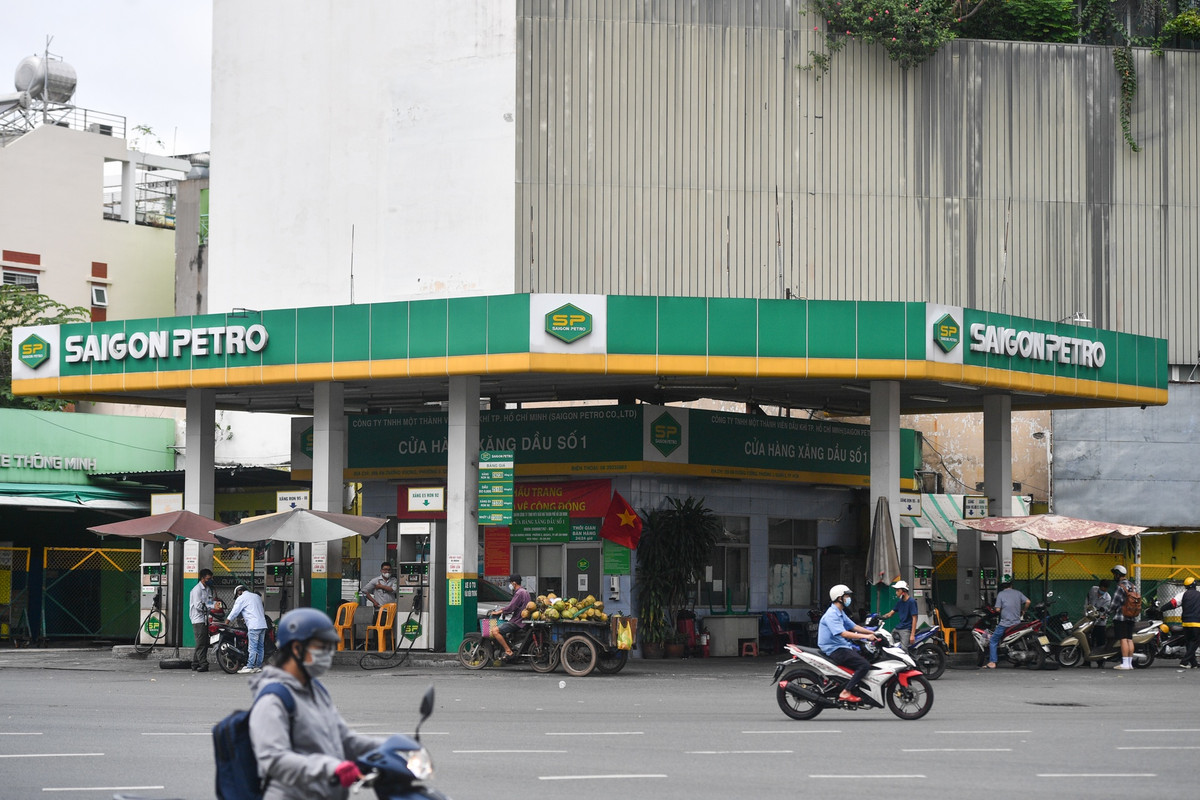 Cửa hàng xăng dầu lớn thuộc chuỗi thương hiệu Saigon Petro nằm tại ngã ba An Dương Vương - Nguyễn Văn Cừ (quận 5) cũng liên tục có khách ra vào.