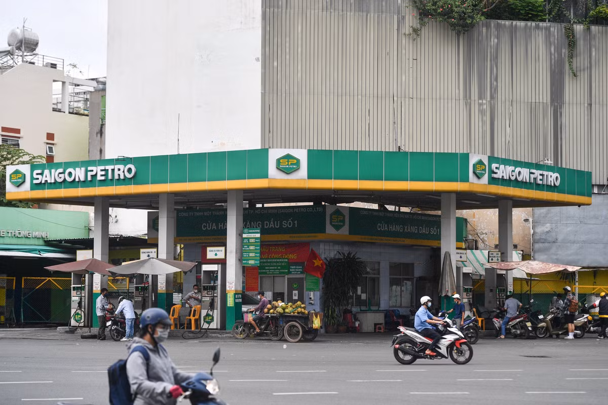 Cửa hàng xăng dầu lớn thuộc chuỗi thương hiệu Saigon Petro nằm tại ngã ba An Dương Vương - Nguyễn Văn Cừ (quận 5) cũng liên tục có khách ra vào.