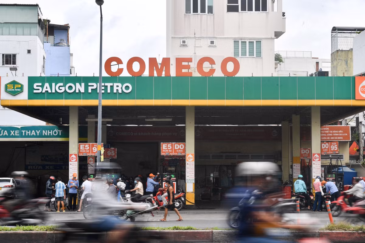 Một cửa hàng xăng dầu khác có thương hiệu Saigon Petro được nhượng quyền kinh doanh cho Comeco trên đường Kinh Dương Vương (quận 6) vẫn đông khách vào buổi sáng 6/9.