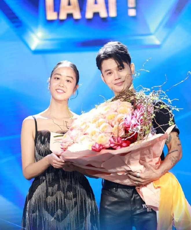 Bi to bat ca hai tay, no nan, nguoi mau ket doi cung nang tho lai Phap noi gi?