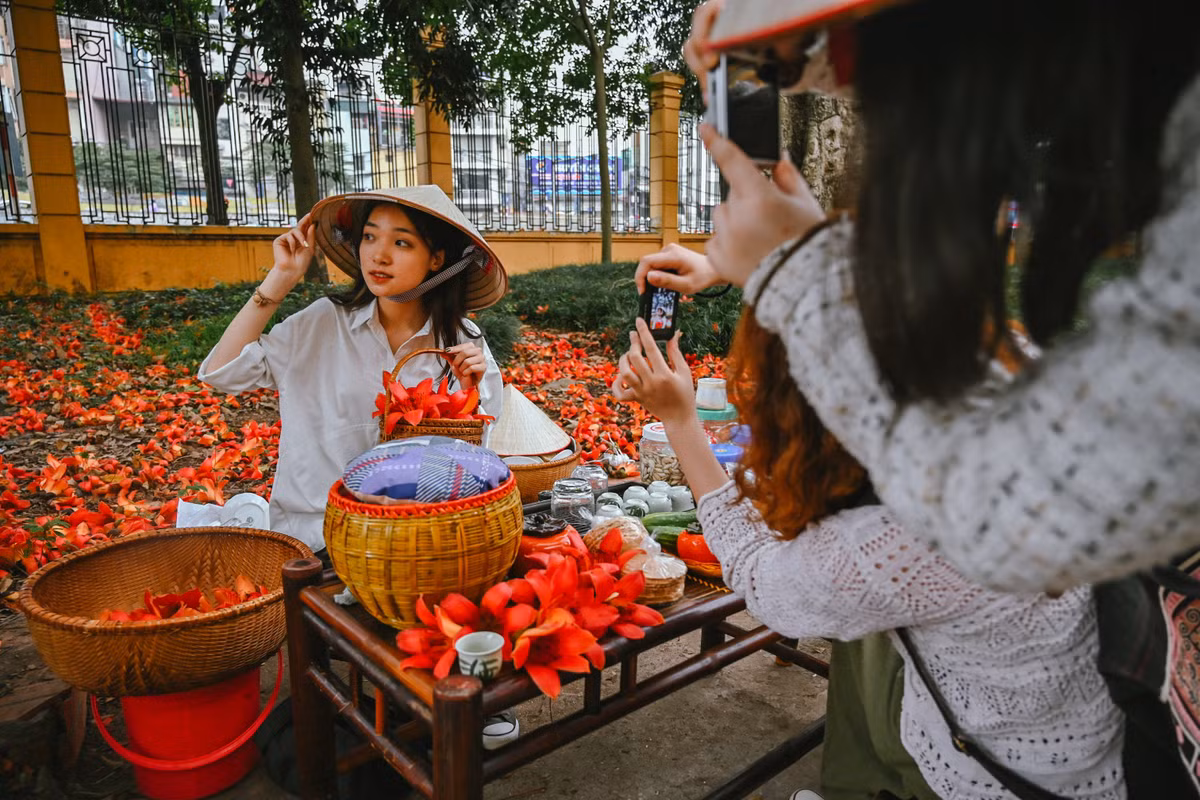 Khung cảnh dân dã thu hút các bạn trẻ.