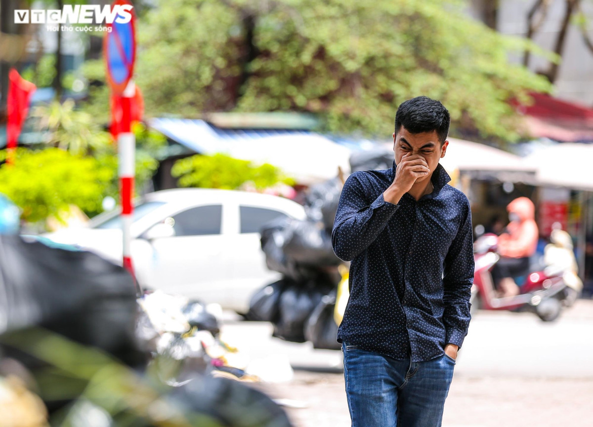 Bà Đoan (hộ dân kinh doanh ngay cạnh bãi rác) chia sẻ: "Trước đây chưa bao giờ xảy ra tình trạng này nên chúng tôi chưa kịp báo cáo chính quyền. Rác ùn ứ ở đây ảnh hưởng nghiêm trọng đến đời sống của chúng tôi khi mùi hôi, thối liên tục bốc vào nhà. Hơn nữa, lượng khách vào cửa hàng cũng bị giảm do đống rác ngay trước cửa".