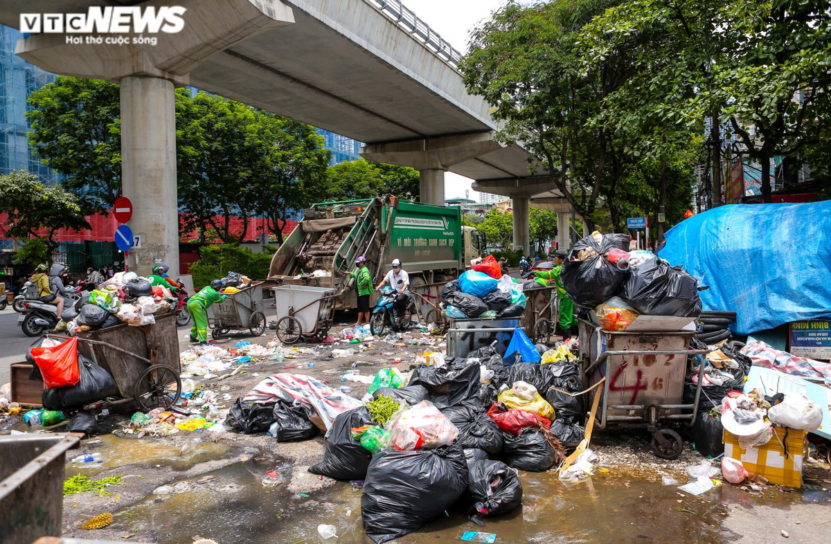 Theo tìm hiểu trên tuyến đường Xuân Thuỷ rác thải đã ùn ứ đã nhiều ngày nay. Vào chiều 16/6, công nhân môi trường đang thu gọn những chiếc xe gom chờ xe tải xử lý rác thải đến, đưa vào khu vực điểm tập kết.