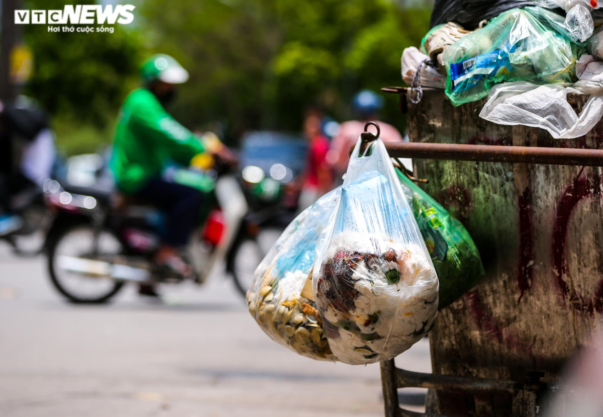 Tại ngõ 67 Duy Tân, rác thải đã chất thành nhiều đống lớn, vứt bừa bãi ở vỉa hè, lòng đường khiến nhiều người dân rất bức xúc. Một số hộ dân kinh doanh ngay cạnh bãi rác cho biết, tình trạng những xe rác ùn ứ, chất đầy ở đây đã được 3 ngày nay.