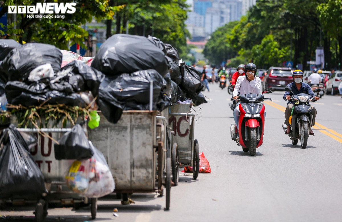 Người dân chỉ biết lắc đầu ngao ngán khi đi qua điểm tập kết rác tại số 4 Duy Tân.