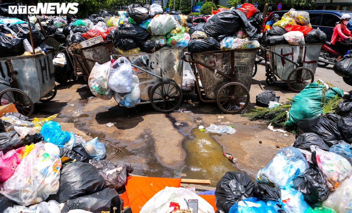 Rác thải sinh hoạt đã gom ở đây rất lâu, tuy nhiên vẫn chưa có biện pháp xử lý bằng vôi bột, nước thải rỉ ra và lan sang các khu vực khác.