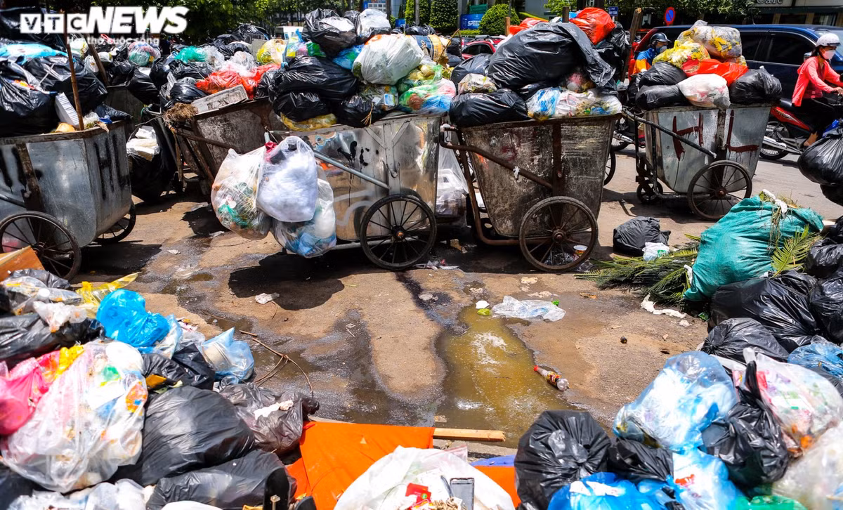 Rác thải sinh hoạt đã gom ở đây rất lâu, tuy nhiên vẫn chưa có biện pháp xử lý bằng vôi bột, nước thải rỉ ra và lan sang các khu vực khác.