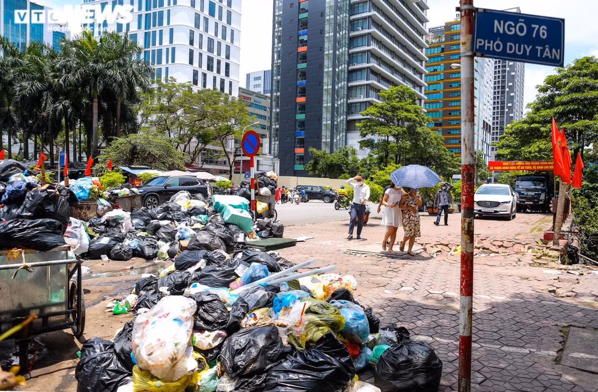 Anh: Rac thai chat dong, boc mui hoi thoi tren nhieu tuyen pho Ha Noi