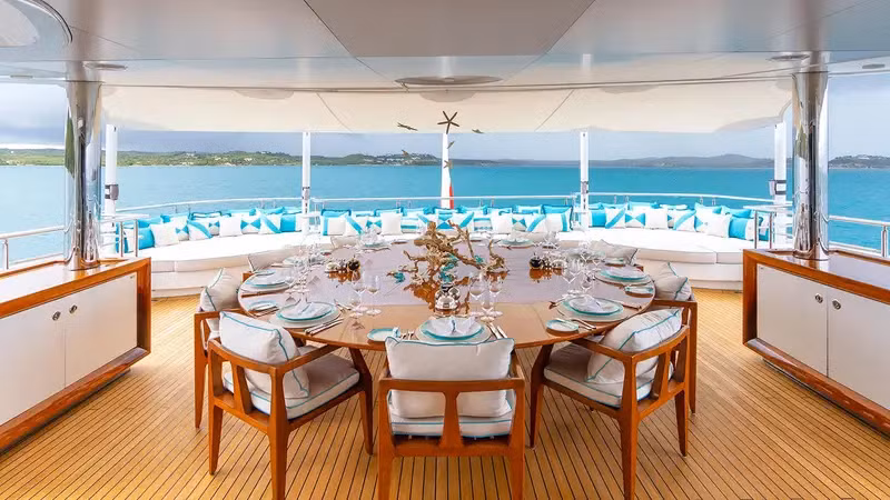 Du thuyền có một phòng ăn chính dẫn tới khu vực tắm nắng ngoài trời và bể bơi vô cực. Khi kiểm tra cụ thể còn phát hiện trên tàu có nhiều đồ dùng quý, tuy nhiên Pyrene Investments - doanh nghiệp của tỷ phú Nga - yêu cầu không bán những món đồ này.