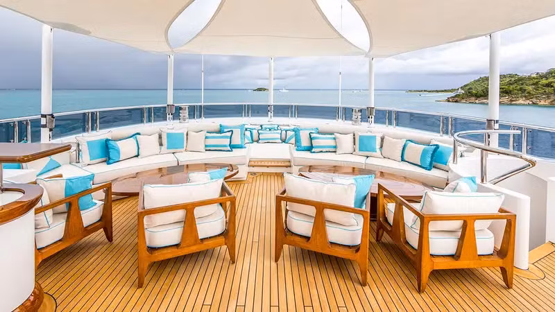 Rượu mạnh và rượu vang được tìm thấy trên du thuyền có tổng giá trị lên tới 153.000 USD, bao gồm nhiều loại whisky cổ điển cao cấp. Những bộ dao dĩa đắt tiền, ly tách thủy tinh, đồ bạc quý giá cũng được tìm thấy trên du thuyền.