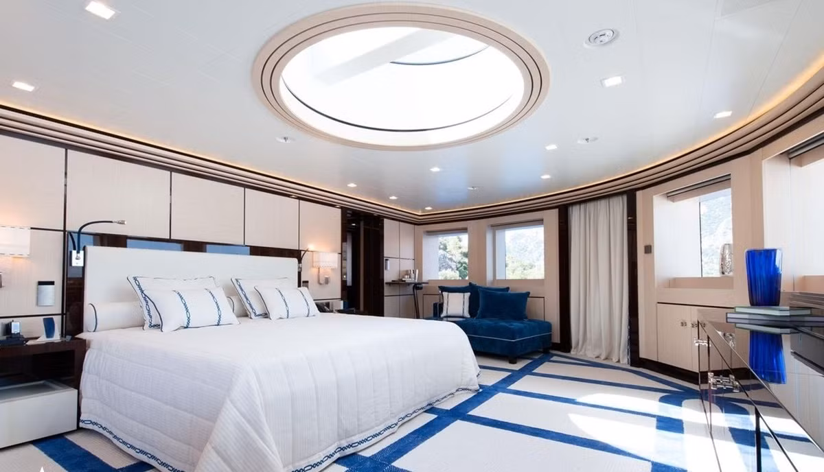 Chiếc du thuyền này dài 72 m, bên trong có 6 phòng ngủ, một hồ bơi, một phòng chiếu phim 3D, phòng tập thể dục, bể sục, spa và thêm nhiều tiện nghi khác. Ngoài chỗ ở cho 12 khách, du thuyền cũng có chỗ nghỉ cho 20 thủy thủ.