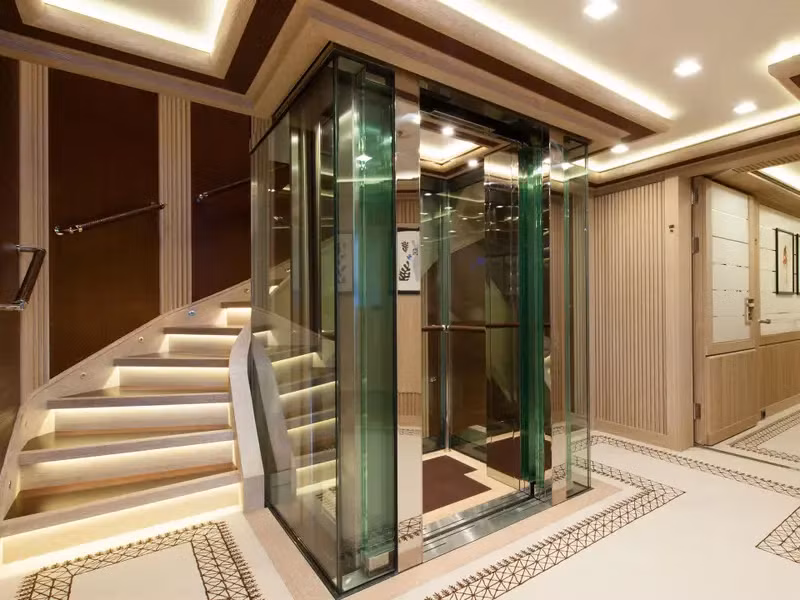 Du thuyền có 3 tầng nếu tính cả tầng thượng, dẫn lên trên boong tầng 2 là một thang máy bằng kính với sức chứa khoảng 5 người/ lượt.