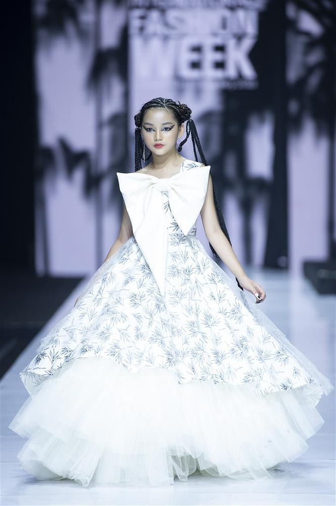 Thanh Hằng gặp sự cố khi diễn vedette, xử lý ra sao? - Hình 13 Thanh Hang gap su co khi dien vedette, xu ly ra sao?-Hinh-13